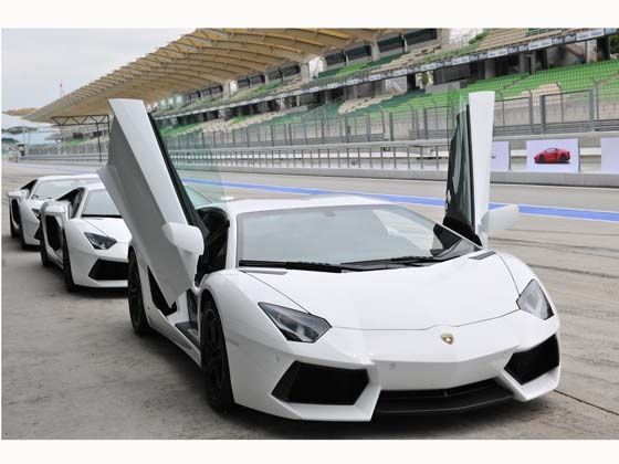  in Malaysia all hell breaks loose Three Lamborghini Aventadors line up 