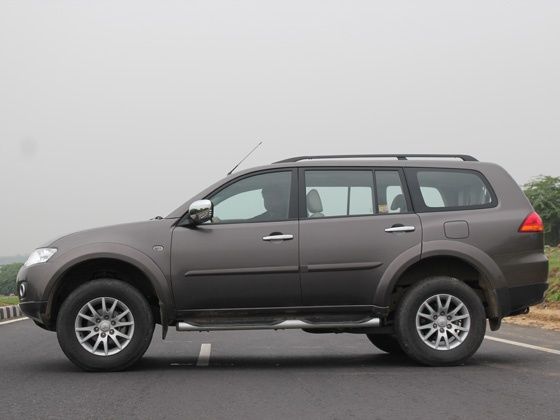 Mitsubishi Pajero Sport side profile Mitsubishi Pajero Sport side profile