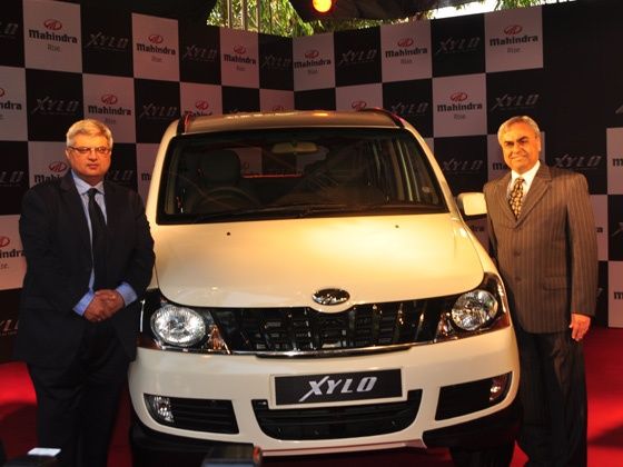 L - R: Mr. Vivek Nayer Senior Vice President Marketing Automotive Division M&M Ltd and P N Shah Chief Executive Automotive Division M&M Ltd at the launch of the stylish New Xylo L - R: Mr. Vivek Nayer Senior Vice President Marketing Automotive Division M&M Ltd and P N Shah Chief Executive Automotive Division M&M Ltd at the launch of the stylish New Xylo