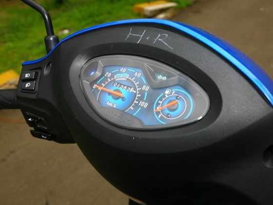 2012-scooter-comparo-swish-speedo 2012-scooter-comparo-swish-speedo
