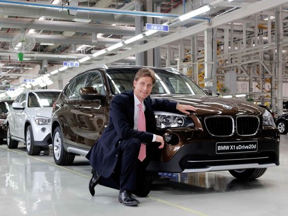 02 Mr. Juergen Eder, Managing Director, BMW Plant Chennai with the 25,000th car rolling out from the assembly line 02 Mr. Juergen Eder, Managing Director, BMW Plant Chennai with the 25,000th car rolling out from the assembly line