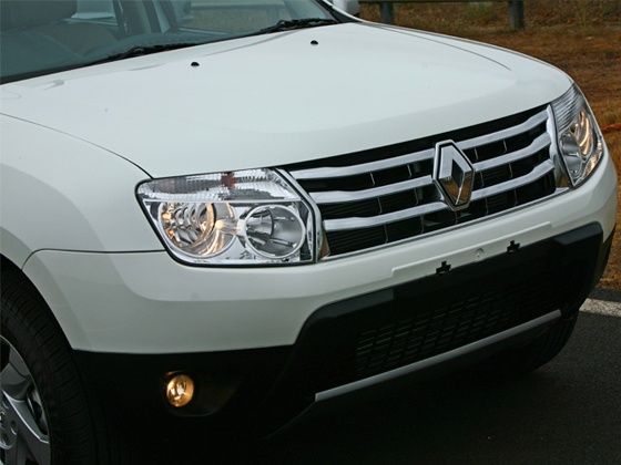 Renault Duster front bumper and chrome grille slats Renault Duster front bumper and chrome grille slats