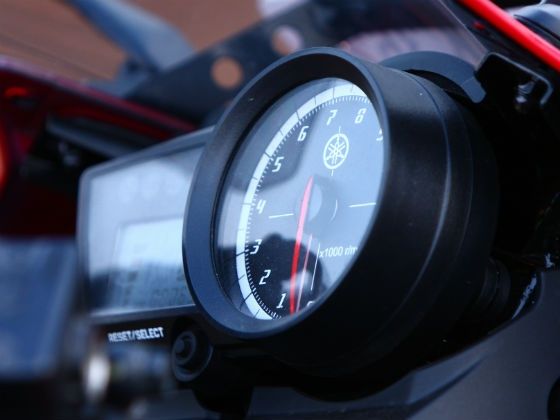yamaha-R15_speedo-m.jpg yamaha-R15_speedo-m.jpg