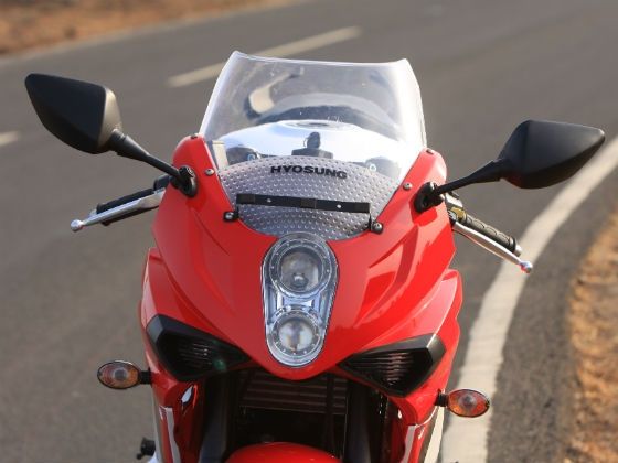 CometGT250-Details-headlight.jpg CometGT250-Details-headlight.jpg