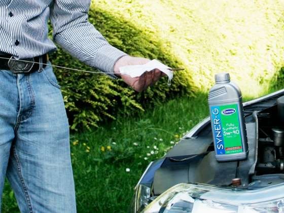 Checking engine oil level and top-up Checking engine oil level and top-up