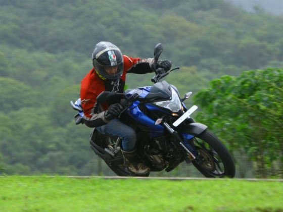 Baja Pulsar 200NS cornering Baja Pulsar 200NS cornering