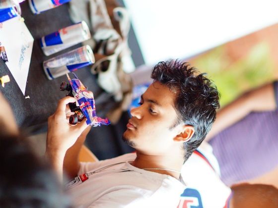 2012-red-bull-racing-can-pune-ambience-03 2012-red-bull-racing-can-pune-ambience-03
