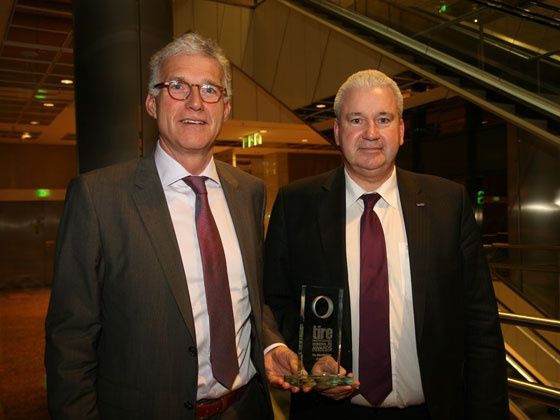 Jan Mos (left) and Michael Lutz from Apollo Tyres after receiving the award Jan Mos (left) and Michael Lutz from Apollo Tyres after receiving the award