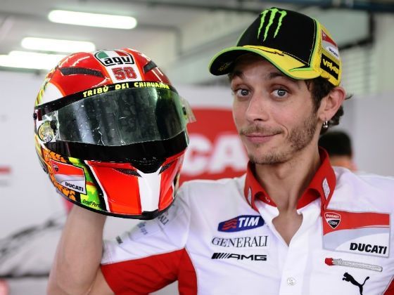 Rossi with the Marco Simoncelli
tribute helmet