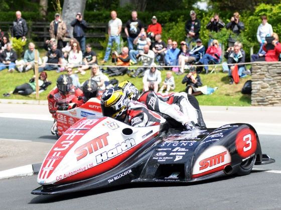 2013-isle-of-man-tt-sidecar-race1-186201