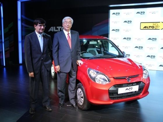 Maruti Suzuki MD & CEO Shinzo Nakanishi (right) poses with Alto 800 Maruti Suzuki MD & CEO Shinzo Nakanishi (right) poses with Alto 800