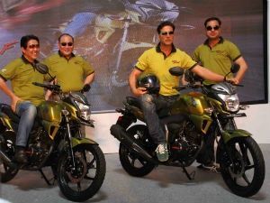 Akshay Kumar with Honda officials at unveiling of CB Trigger