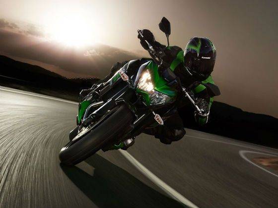 Kawasaki Z800 front action shot Kawasaki Z800 front action shot