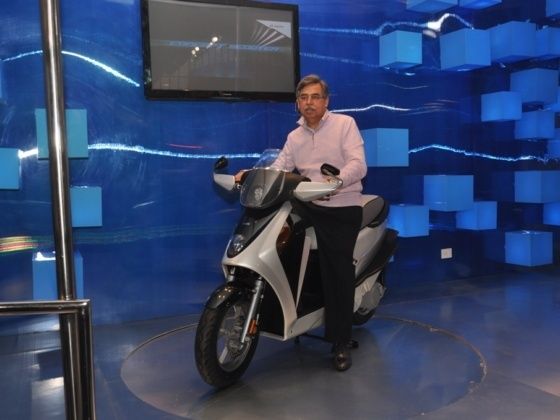 Pawan Munjal with the Leap Concept at last 2012 Auto Expo Pawan Munjal with the Leap Concept at last 2012 Auto Expo