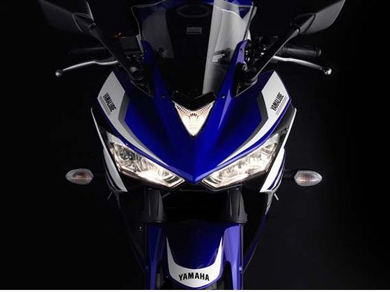 Yamaha R25 headlight shot