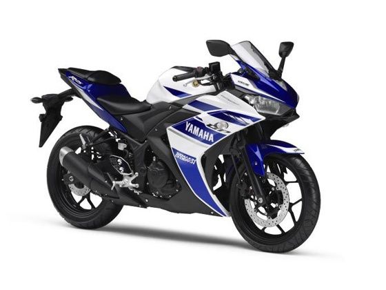 Yamaha R25 studio front shot