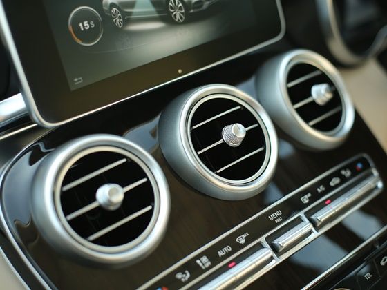 Trường học cũ lỗ thông hơi tròn AC và khảm gỗ bóng Old-school circular AC vents and gloss wood inlays