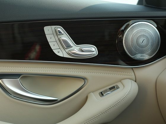 New 2015 Mercedes-Benz C-Class đi kèm với điện điều chỉnh ghế trước New 2015 Mercedes-Benz C-Class comes with electrically adjustable front seats