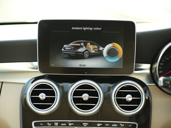 New màn hình TFT 8,4-inch của mới 2015 Mercedes-Benz C-Class New 8.4-inch TFT screen of the new 2015 Mercedes-Benz C-Class