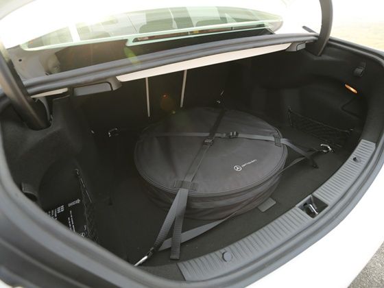 Không gian khởi động của các mới 2015 Mercedes-Benz C-Class bị tổn hại bởi không gian tiết kiệm bánh xe dự phòng Boot space of the new 2015 Mercedes-Benz C-Class compromised by space saver spare wheel