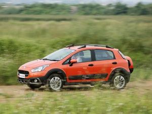 2014 Fiat Avventura Petrol: Review Fiat Avventura Petrol India Review