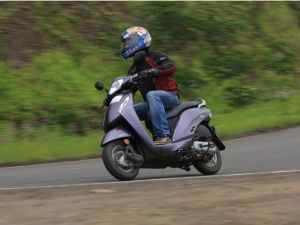 Honda Activa i: Road Test Pics! Activa-i-leaning-right