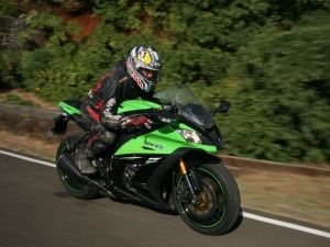 Kawasaki ZX-10R ABS: First Ride Pics! Kawasaki ZX-10R ABS action shot