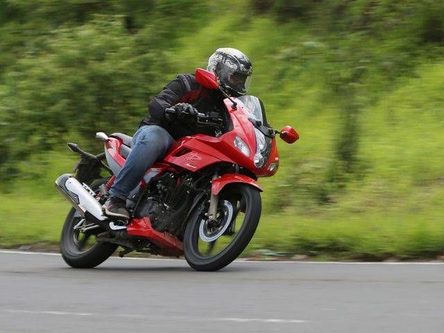 Hero honda karizma r vs pulsar 220f #6