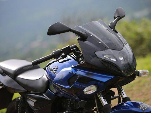 Hero honda karizma r vs bajaj pulsar 220 #4